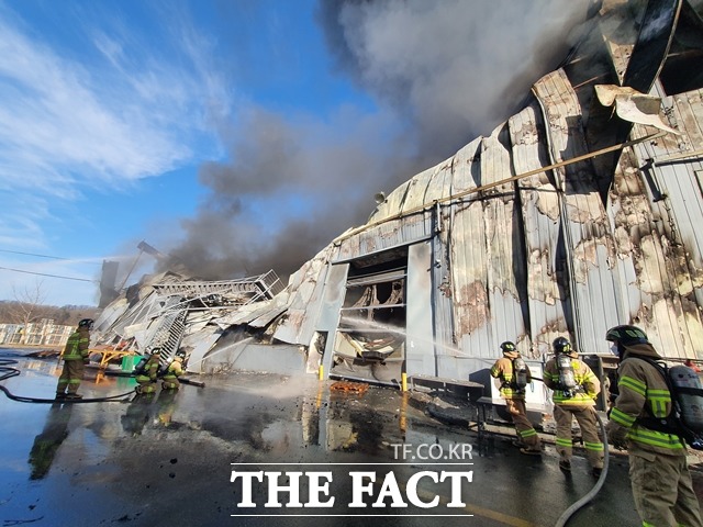 아산 귀뚜라미 보일러 공장에서 불이나 소방당국은 진화작업을 하고 있다. / 아산소방서 제공