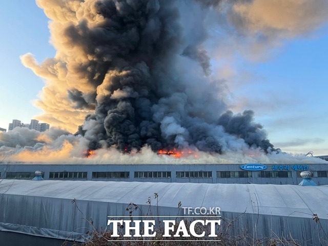 아산 귀뚜라미 보일러 공장에서 불이나 소방당국이 진화작업을 하고 있다. / 독자제공