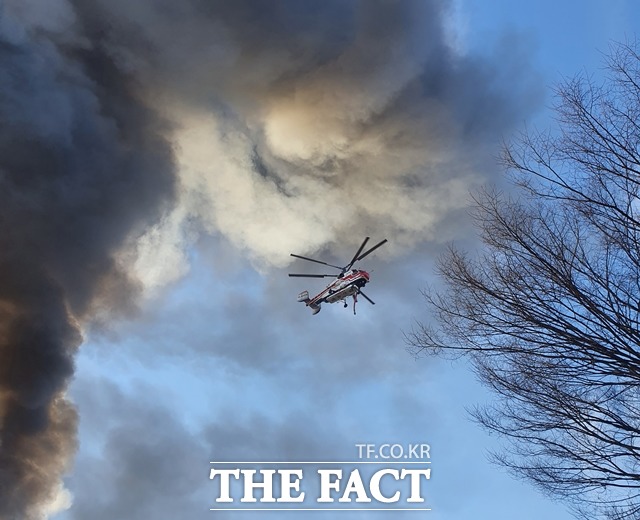 아산 귀뚜라미 보일러 공장에서 화재가 나 소방헬기가 진화 작업을 하고 있다. / 독자제공