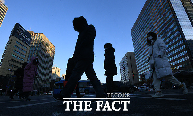 새해 첫 월요일인 3일은 아침 기온이 기온이 영하로 떨어졌다가 낮에 영상을 회복할 것으로 보인다. 중부 내륙을 중심으로 아침 기온이 -10도 이하로 내려가 춥고, 전국 아침 최저기온은 -14~0도 낮 최고기온은 0~9도를 보이겠다. /이동률 기자