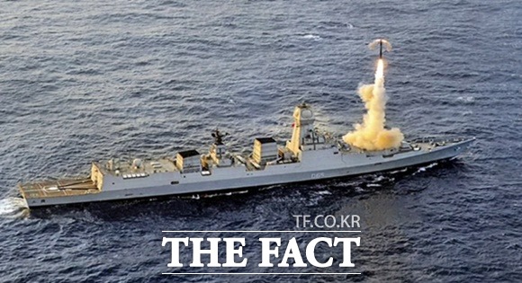 인도 해군의 스텔스 구축함 INS첸나이함이 브라모스 초음속 순항미사일을 발사하고 있다. /ANI