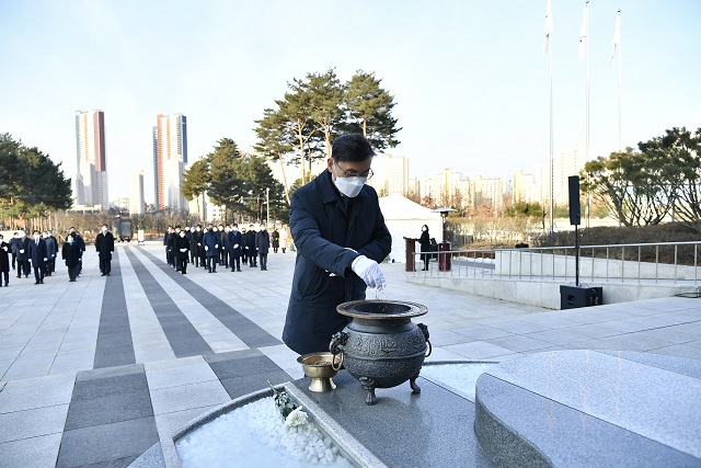 김포시는 3일 아침 9시 마산동 소재 현충탑 참배로 임인년(壬寅年) 새해 첫 공식 일정을 시작했다. / 김포시 제공