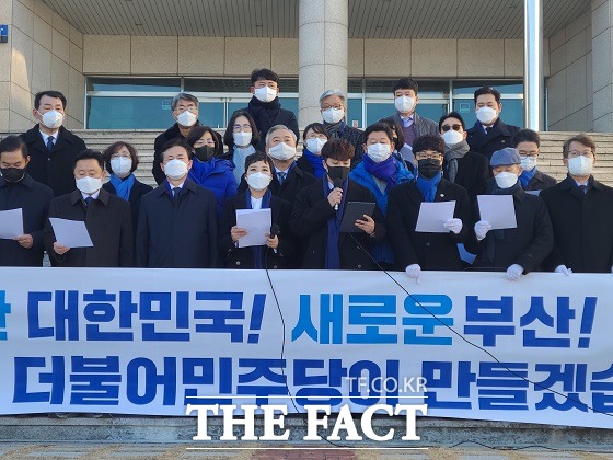 더불어민주당 부산선대위는 이날 오전 충혼탑 참배에 이어 민주공원에서 기자회견을 열고 대선 승리를 다짐을 다졌다. /부산=조탁만 기자.