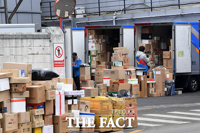 전국택배노동조합 CJ대한통운본부가 무기한 총파업에 들어간 지난달 28일 오후 서울 시내 CJ대한통운 택배터미널에서 직원이 택배물품을 옮기고 있다. /남용희 기자