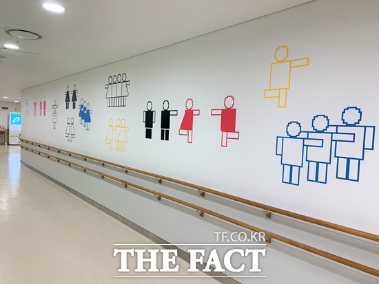 화성시어린이문화센터가 어린이날 100주년을 맞아 홍승혜 작가의 작품‘삼삼오오’로 센터를 새 단장했다고 3일 밝혔다./화성시 제공