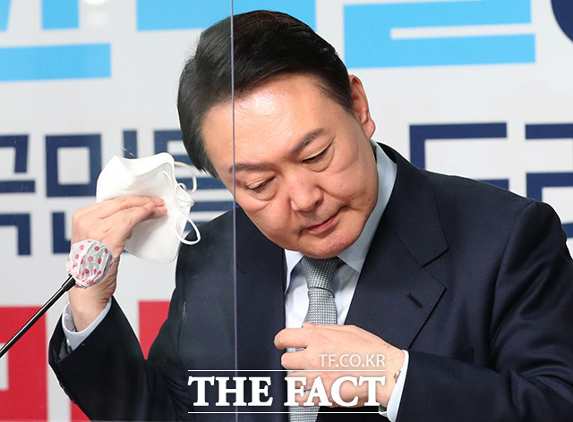 윤석열 국민의힘 대선 후보는 3일 선대위원장 사퇴 등 일련의 사태에 대해 오롯이 후보인 제 탓이고 제가 부족한 것이고 그 부분에 대해서는 정말 깊이 사과를 드리고 있다고 말했다. 2일 당사에서 윤석열의 정부혁신-디지털플랫폼정부 공약을 발표하기 위해 마스크를 벗는 윤 후보. /이선화 기자