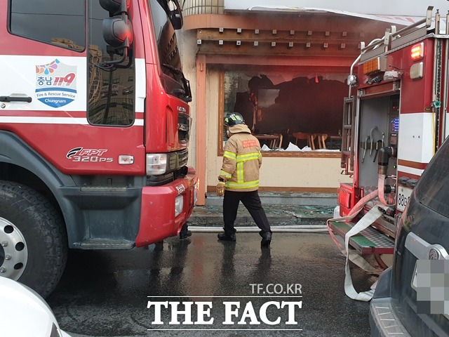 천안 식당에서 불이 나 소방대원들이 진화작업을 하고 있다. / 천안 = 김아영 기자