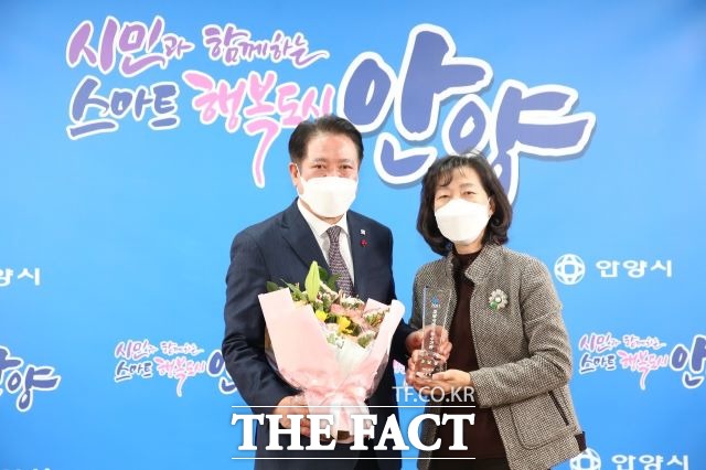 최대호 안양시장과 관게자가 조달서비스 우수기관 선정에 따른 기념촬영을 하고 있다./ 안양시 제공