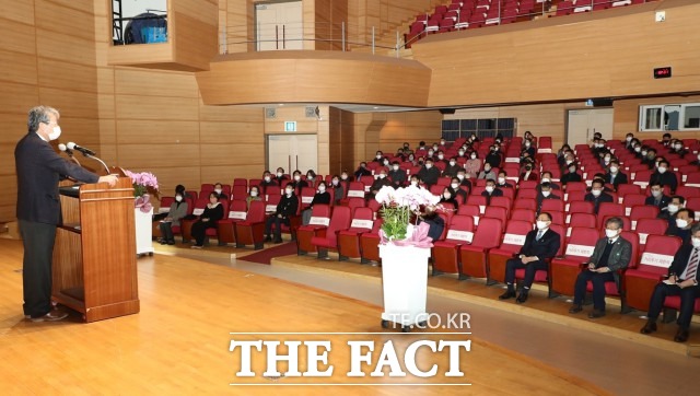유진섭 시장은 “올해는 용감하고 강인한 성격을 가진 임인년 검은 호랑이 해를 맞아, 노적성해(露積成海)의 자세로 행정에 임할 것”이라며 “공직자와 시민 모두의 기대와 희망, 의지의 결집으로 정읍의 새로운 희망의 길을 열어나가고자 한다”고 말했다. / 정읍시 제공