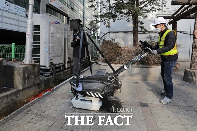 고양시 마두동 지반침하 현장과 상가건물에 한국안전건설협회의 정밀진단이 실시되고 있다./고양시 제공