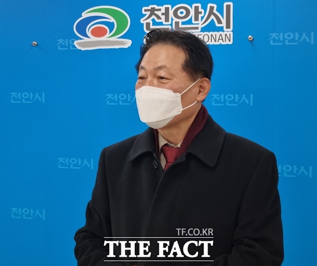 박찬우 전 국회의원이 3일 천안시청에서 입장을 밝히고 있다. / 천안=김경동 기자