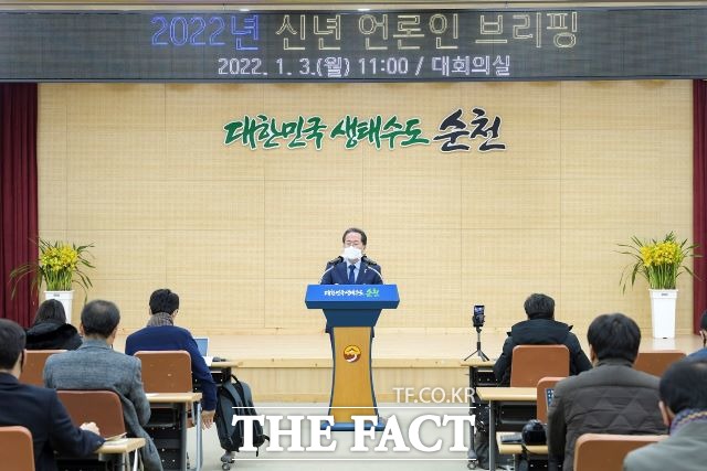 허석 순천시장이 3일 30만 정원도시 비전을 실행하기 위해 올해 시정운영 목표를 회복하는 일상, 살아나는 경제로 하겠다는 내용의 신년기자회견문을 발표하고 있다. /순천=유홍철기자