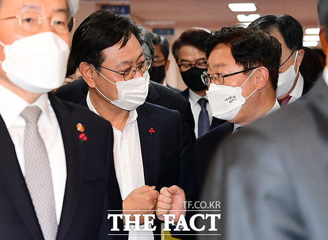 박범계 법무부 장관(오른쪽)과 오영식 총리비서실장이 국무회의에 참석하며 인사를 나누고 있다.