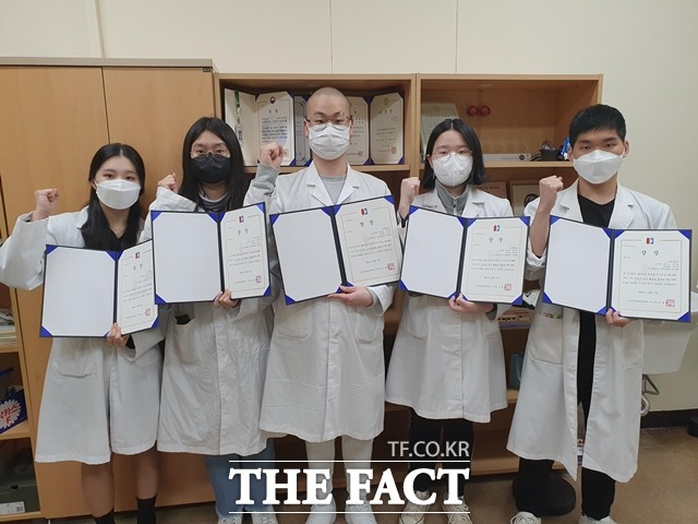 선문대 수산생명의학과 학생들이 한국과학창의재단 학부생 연구 프로그램에서 우수상을 수상했다. / 선문대 제공