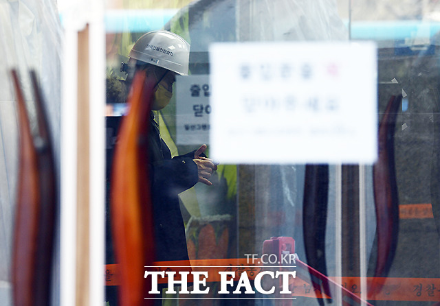 안전정밀검사가 시행중인 건물 내에서 한국건설안전협회 관계자가 건물을 살피고 있다.