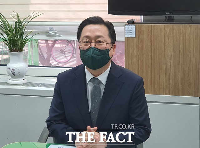 이장우 전 국회의원이 4일 대전시의회 기자실에서 기자들과 대화를 나누고 있다. / 대전 = 김성서 기자