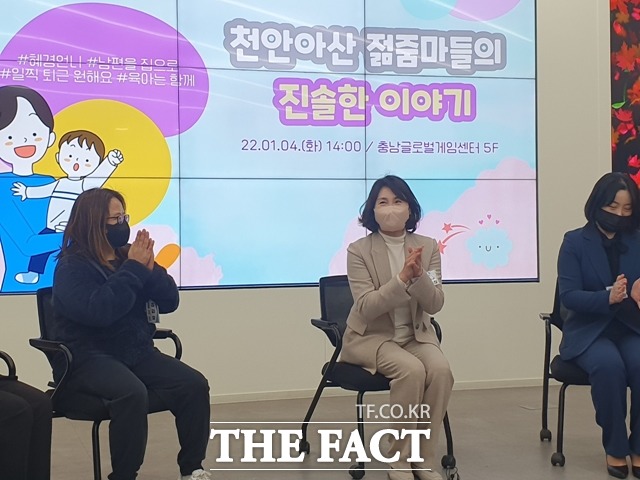 더불어민주당 이재명 대선 후보의 부인인 김혜경 씨가 4일 오후 충남 아산시에 위치한 충남글로벌게임센터서 워킹맘들과 간담회를 가졌다. / 아산=김경동 기자