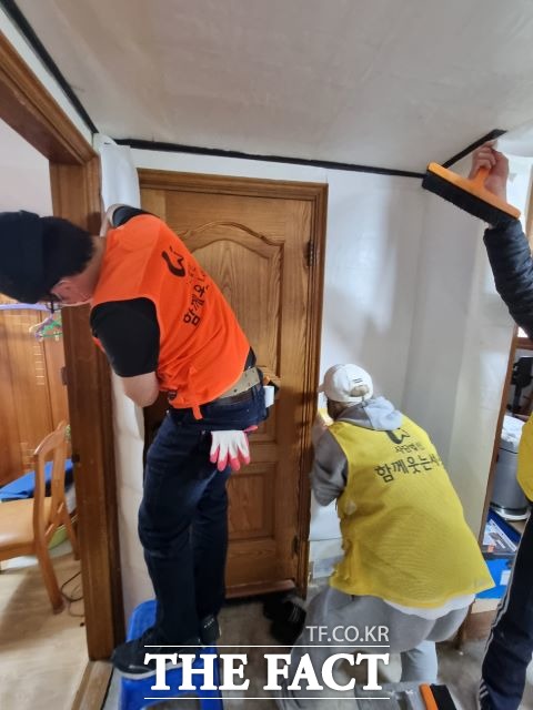 (사)함께웃는세상 봉사자들이 집수리 봉사활동을 하고 있다./ 수원시 제공