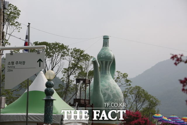 강진군 고려청자박물관 7~8급 임기제공무원 채용 관련 논란이 일고 있는 가운데 박물관 조각실장과 강진군 총무과가 개입한 의혹이 제기됐다.