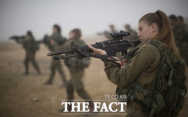 이스라엘 여군 병사가 소총을 겨누고 있다. /타임스오브이스라엘