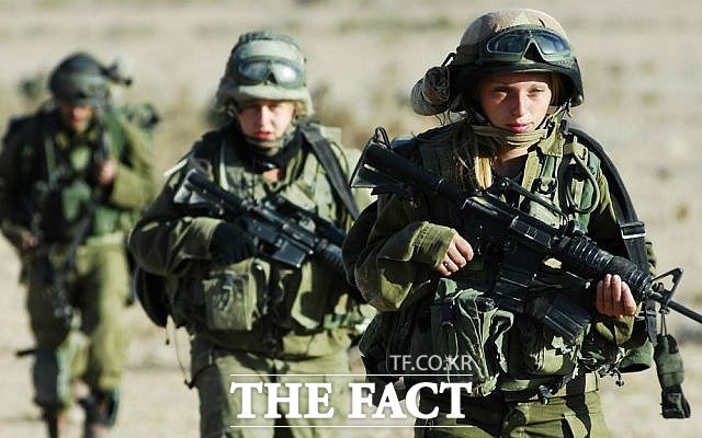 이스라엘군이 전원 여성으로만 구성된 전투소대를 연말에 창설할 것이라는 보도가 나왔다. 이스라엘 여군이 소총을 든 채 훈련하고 있다. /타임스오브이스라엘