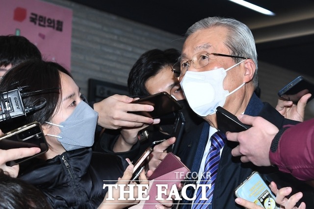 김종인 국민의힘 총괄선대위원장이 4일 서울 여의도 국민의힘 당사에서 나서며 취재진의 질문에 답하고 있다. /이선화 기자