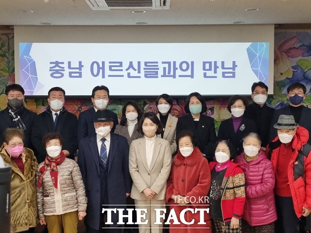 더불어민주당 이재명 대선 후보의 부인인 김혜경 씨가 4일 오전 충남 천안시 천안쌍용종합복지관을 방문해 노인들과 간담회를 가졌다. / 천안=김경동 기자