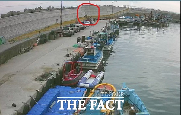 형 항 포구에 정박 중인 어선만 골라잡아 수차례 선박용품을 훔친 30대 남성이 해경에 덜미를 잡혔다. /울진해경 제공