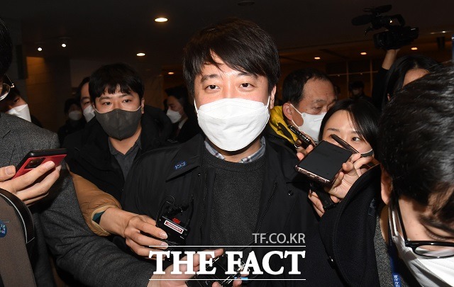 이 대표는 기자들과 만나 공식 발언에서 수 차례 선대위에 복귀 가능성을 염두에 두고 있지 않다는 취지의 발언을 하고 있다. 지난 4일 서울 중구 대한상공회의소 국제회의장에서 열린 2022년 경제계 신년인사회를 마친 후 취재진의 질문을 받고 있는 이 대표. /국회사진취재단