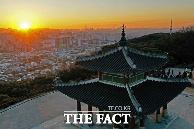 2022년 1월 1일 수원시 팔달구 팔달산에 위치한 수원화성 서장대에서의 첫 일출./ 수원시 제공