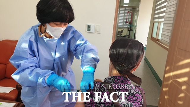 거창군보건소는 바쁜 직장인을 위해 새해 첫날부터 사전 예약 없이 당일 백신 접종을 실시하고 있다./거창군 제공