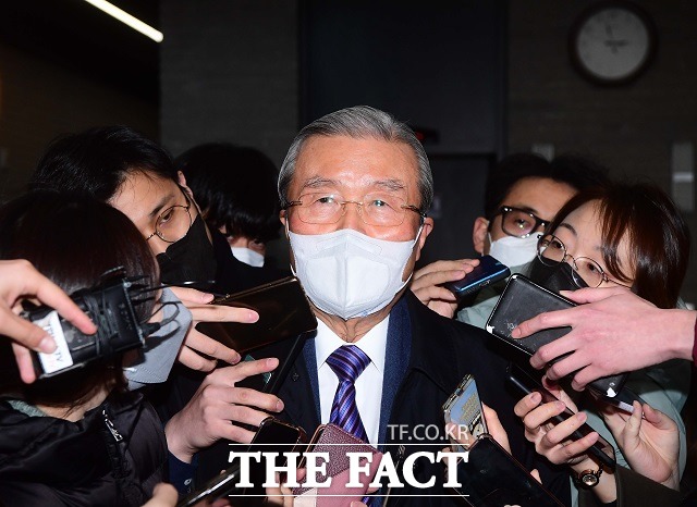 이날 오전 윤 후보가 김 위원장을 배제한 채 선대위를 꾸리기로 결심했다는 기사가 나오기도 했다. 김병준 상임선대위원장이 윤 후보는 책임이 큰 사람부터 사표를 내라 했다고 주장하면서 김 위원장과 윤 후보간의 갈등설에 더욱 힘이 실리고 있다. 다만, 김은혜 공보단장은 아무 것도 결정 된 것은 없다며 잘라 말했다. /국회사진취재단