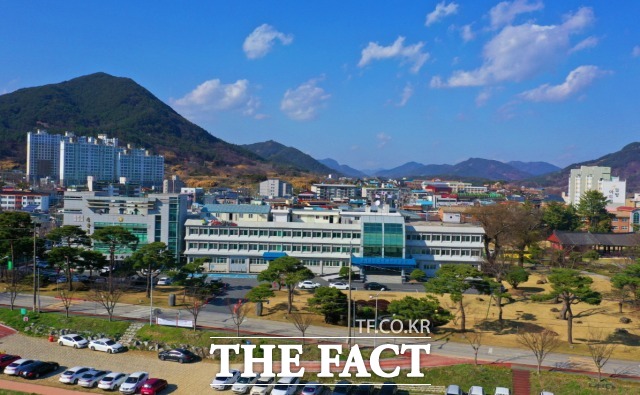 전북 순창군이 코로나19로 매출 급감 등 경영에 어려움을 겪는 소상공인을 위해 올해도 지원에 적극 나선다고 4일 밝혔다. 사진 순창군청 전경. /순창군 제공