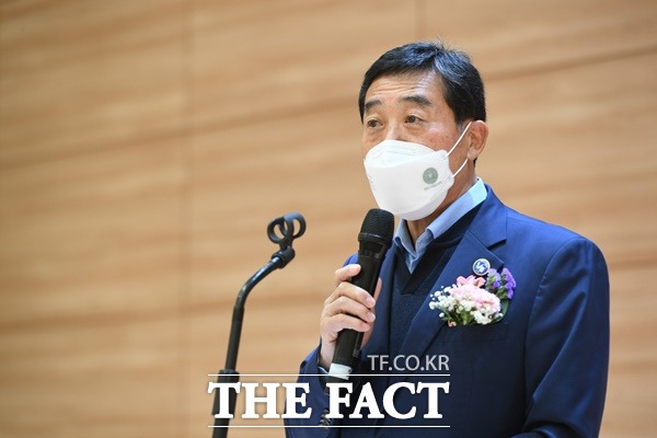 윤화섭 안산시장이 코로나19 극복을 위해 모든 시민에게 지급하기로 한 생활안정지원금에 급여 일부를 반납한다./안산시제공