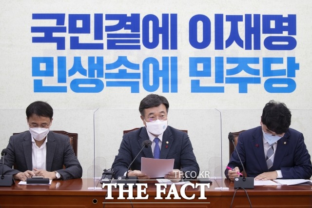 더불어민주당 원내지도부가 새해 추경 논의에 속도를 냈다. 지난 30일 정책조정회의에서 모두 발언하는 윤호중 원내대표(가운데). /이선화 기자