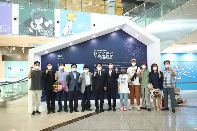 2021 부천만화대상 수상작 전시가 열리는 박물관 1층 로비에서 관계자들의 모습 / 한국만화영상진흥원 제공