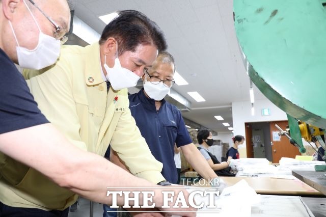 지난해 최대호 안양시장이 장애인 재활작업장에 방문하고 있는 모습./ 안양시 제공