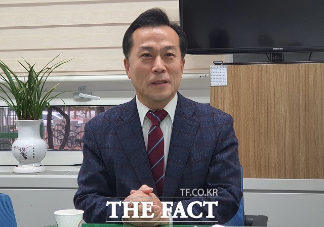 김문영 국민의힘 유성을 당협위원장이 5일 대전시의회 기자실에서 기자들과 대화를 나누고 있다. / 대전 = 김성서 기자