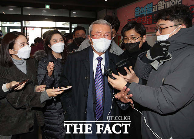 김종인 국민의힘 총괄선대위원장이 5일 선대위 개편을 대통령 당선을 위해 하자는 것인데, 쿠데타니 상왕이니 이딴 소리를 하고, 뜻이 안 맞으면 헤어지는 것이라며 윤석열 후보와의 결별을 시사했다. /이선화 기자