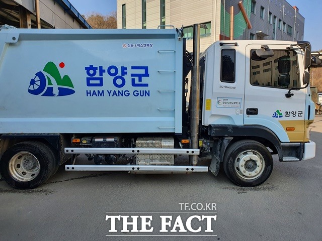 ‘굴뚝형’ 배기관이 설치된 청소차량/함양군 제공