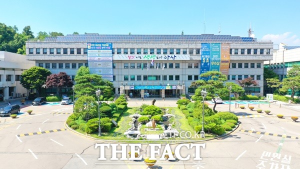 안산시(시장 윤화섭)는 공직자들이 윤화섭 시장과 함께 코로나19 극복을 위해 급여를 일부 반납한다고 5일 밝혔다./안산시제공