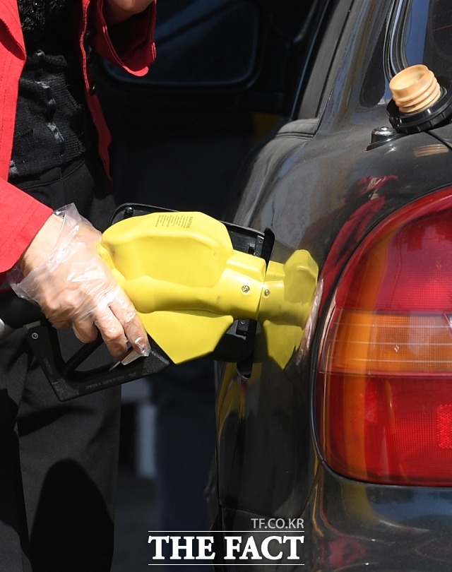 4일(현지시간) 뉴욕상업거래소(NYMEX)에서 서부텍사스산중질유(WTI)2월물 가격은 전 거래일보다 1.2%(91센트) 상승한 배럴당 76.99달러에 마감했다. /더팩트 DB