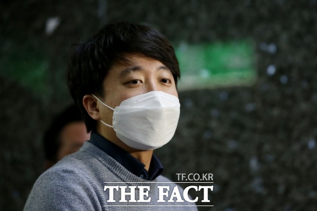 이준석 국민의힘 대표가 5일 오후 서울 여의도 국회 당대표실 앞에서 입장발표를 하고 있다. /이선화 기자