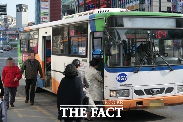 충남 천안 시내버스를 이용하는 시민들 / 더팩트DB