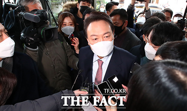 윤석열 국민의힘 대선후보가 5일 서울 여의도 중앙당사에서 기자회견을 열어 선거대책위원회 해산을 선언하면서 철저한 실무형 선거대책본부를 구성하겠다고 밝혔다. /이선화 기자