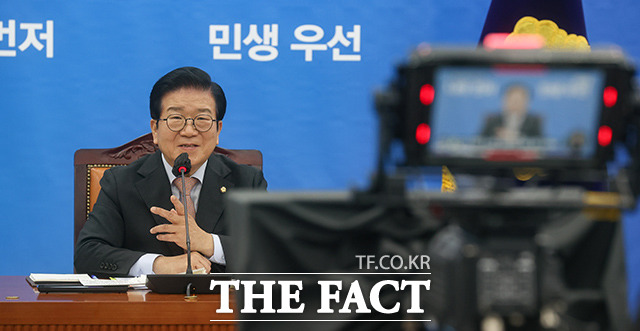 이날 박 의장은 국민통합으로 가는 길은 개헌이라며 여야 대선후보들은 개헌에 대한 입장을 밝혀달라라고 말했다. /국회=이선화 기자