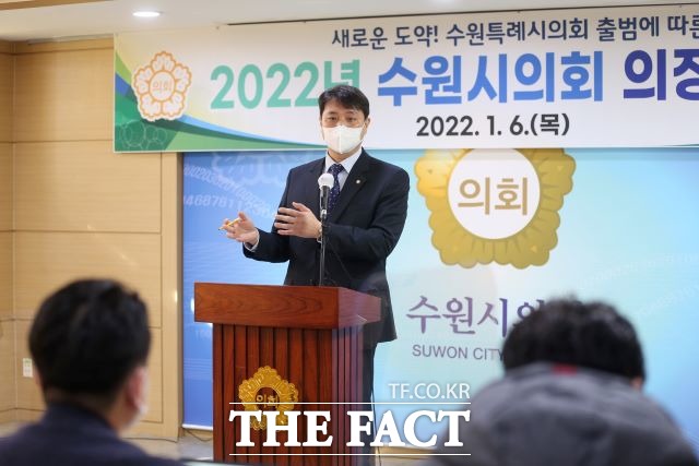 올해 의정활동 계획 등을 발표하고 있는 조석환 수원시의회 의장./ 수원시의회 제공