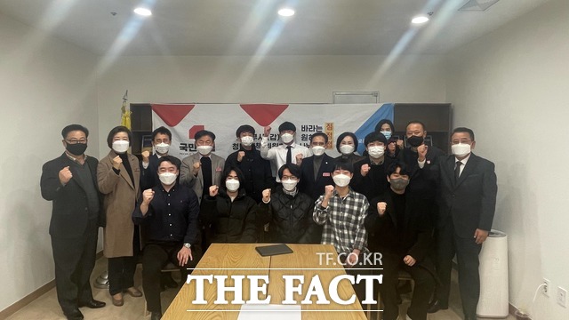국민의힘 의정부시 갑 당협이 5일 청년 정책위원회 발대식을 갖고 김동근 당협위원장과 청년 당원, 오범구 의정부시의회 의장을 비롯한 시의원 등과 기념촬영을 하고 있다. /국민의힘 의정부시 갑 당협 제공
