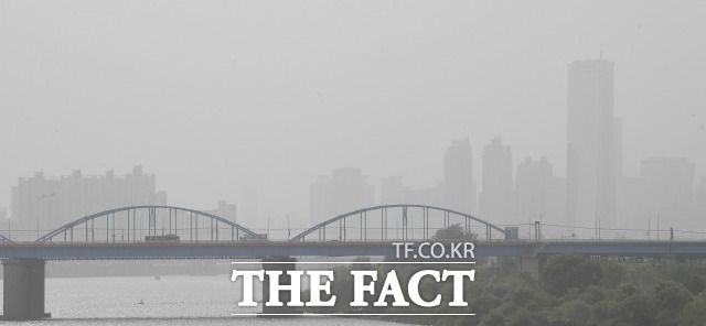 전국이 대체로 맑겠으나 대기정체로 대부분 지역에 미세먼지가 끼겠다. 수도권과 강원 영서·세종·충북·대구는 나쁨, 전북은 오전에 일시적으로 나쁨, 그 밖의 지역은 보통 수준을 보이겠다. /더팩트 DB