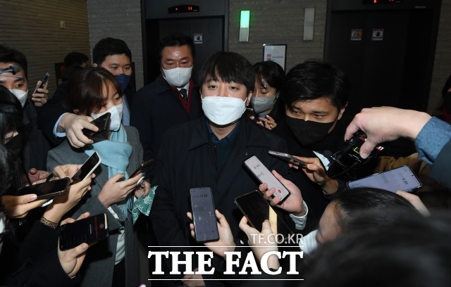 국민의힘 의원들이 6일, 의원총회를 개최하고 이준석 대표 사퇴를 논의 하고 있다. 최근 윤석열 후보의 지지율 하락과, 당내 갈등에 대해 책임을 묻기 위해서다. 이 대표는 오후 의총에 참석하기로 했었지만, 일부 의원들이 비공개 회의를 요청하자 입장을 번복했다. /이선화 기자